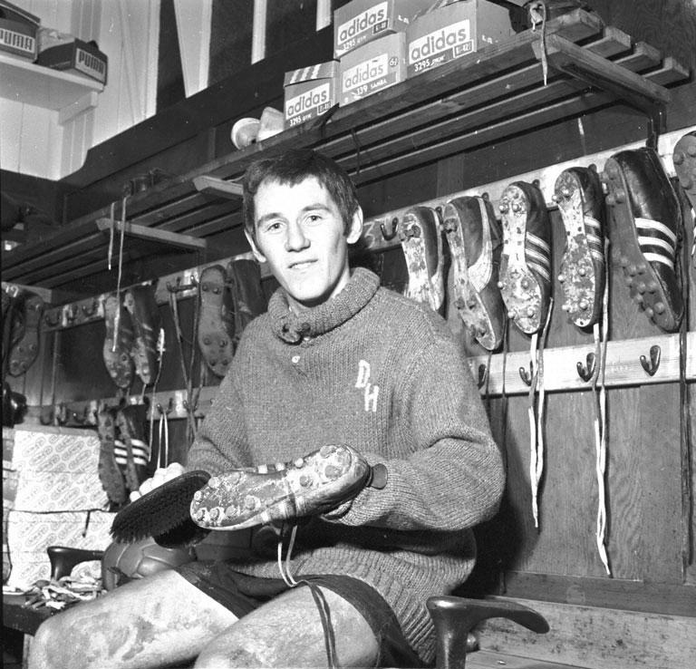 Tommy Veitch cleans his boots 1967